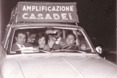 01655_Orchestra Casadei 1964 in macchina