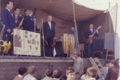 01664_Orchestra Casadei 1965 maggio all'aperto - a colori - 1