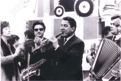 01782_Orchestra Casadei 1969 1° maggio in Piazza Saffi clarinettista