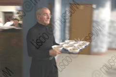 OZZANO EMILIA (BOLOGNA). SALA DA BALLO "AL CAMAROUN". LA SALA E' SPECIALIZZATA NEL BALLO LISCIO "ALLA FILUZZI". DISTRIBUZIONE DI PIATTI DI PASTA. VOLONTARIATO, VOLONTARIO. BALERA, LOCALE DA BALLO, BALLERINI, BALLERINE, LISCIO FILUZZIANO. FOTOGRAFIE REALIZZATE NELL'AMBITO DELLA CAMPAGNA LISCIO@MUSEUM 2009, MUSEO DELLA MUSICA E DEL BALLO TRADIZIONALI ROMAGNOLI. FOLK