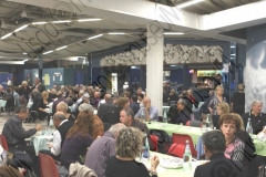 OZZANO EMILIA (BOLOGNA). SALA DA BALLO "AL CAMAROUN". LA SALA E' SPECIALIZZATA NEL BALLO LISCIO "ALLA FILUZZI". DISTRIBUZIONE DI PIATTI DI PASTA. VOLONTARIATO, VOLONTARIO. BALERA, LOCALE DA BALLO, BALLERINI, BALLERINE, LISCIO FILUZZIANO. FOTOGRAFIE REALIZZATE NELL'AMBITO DELLA CAMPAGNA LISCIO@MUSEUM 2009, MUSEO DELLA MUSICA E DEL BALLO TRADIZIONALI ROMAGNOLI. FOLK