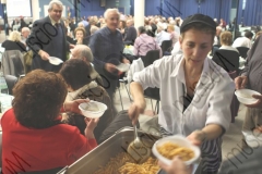 OZZANO EMILIA (BOLOGNA). SALA DA BALLO "AL CAMAROUN". LA SALA E' SPECIALIZZATA NEL BALLO LISCIO "ALLA FILUZZI". DISTRIBUZIONE DI PIATTI DI PASTA. VOLONTARIATO, VOLONTARIO. BALERA, LOCALE DA BALLO, BALLERINI, BALLERINE, LISCIO FILUZZIANO. FOTOGRAFIE REALIZZATE NELL'AMBITO DELLA CAMPAGNA LISCIO@MUSEUM 2009, MUSEO DELLA MUSICA E DEL BALLO TRADIZIONALI ROMAGNOLI. FOLK