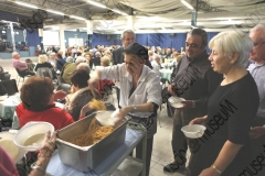 OZZANO EMILIA (BOLOGNA). SALA DA BALLO "AL CAMAROUN". LA SALA E' SPECIALIZZATA NEL BALLO LISCIO "ALLA FILUZZI". DISTRIBUZIONE DI PIATTI DI PASTA. VOLONTARIATO, VOLONTARIO. BALERA, LOCALE DA BALLO, BALLERINI, BALLERINE, LISCIO FILUZZIANO. FOTOGRAFIE REALIZZATE NELL'AMBITO DELLA CAMPAGNA LISCIO@MUSEUM 2009, MUSEO DELLA MUSICA E DEL BALLO TRADIZIONALI ROMAGNOLI. FOLK