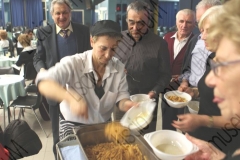 OZZANO EMILIA (BOLOGNA). SALA DA BALLO "AL CAMAROUN". LA SALA E' SPECIALIZZATA NEL BALLO LISCIO "ALLA FILUZZI". DISTRIBUZIONE DI PIATTI DI PASTA. VOLONTARIATO, VOLONTARIO. BALERA, LOCALE DA BALLO, BALLERINI, BALLERINE, LISCIO FILUZZIANO. FOTOGRAFIE REALIZZATE NELL'AMBITO DELLA CAMPAGNA LISCIO@MUSEUM 2009, MUSEO DELLA MUSICA E DEL BALLO TRADIZIONALI ROMAGNOLI. FOLK