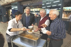 OZZANO EMILIA (BOLOGNA). SALA DA BALLO "AL CAMAROUN". LA SALA E' SPECIALIZZATA NEL BALLO LISCIO "ALLA FILUZZI". DISTRIBUZIONE DI PIATTI DI PASTA. VOLONTARIATO, VOLONTARIO. ANZIANI BALERA, LOCALE DA BALLO, BALLERINI, BALLERINE, LISCIO FILUZZIANO. FOTOGRAFIE REALIZZATE NELL'AMBITO DELLA CAMPAGNA LISCIO@MUSEUM 2009, MUSEO DELLA MUSICA E DEL BALLO TRADIZIONALI ROMAGNOLI. FOLK