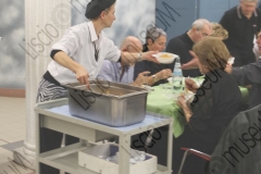 OZZANO EMILIA (BOLOGNA). SALA DA BALLO "AL CAMAROUN". LA SALA E' SPECIALIZZATA NEL BALLO LISCIO "ALLA FILUZZI". DISTRIBUZIONE DI PIATTI DI PASTA. VOLONTARIATO, VOLONTARIO. BALERA, LOCALE DA BALLO, BALLERINI, BALLERINE, LISCIO FILUZZIANO. FOTOGRAFIE REALIZZATE NELL'AMBITO DELLA CAMPAGNA LISCIO@MUSEUM 2009, MUSEO DELLA MUSICA E DEL BALLO TRADIZIONALI ROMAGNOLI. FOLK