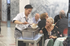 OZZANO EMILIA (BOLOGNA). SALA DA BALLO "AL CAMAROUN". LA SALA E' SPECIALIZZATA NEL BALLO LISCIO "ALLA FILUZZI". DISTRIBUZIONE DI PIATTI DI PASTA. VOLONTARIATO, VOLONTARIO. BALERA, LOCALE DA BALLO, BALLERINI, BALLERINE, LISCIO FILUZZIANO. FOTOGRAFIE REALIZZATE NELL'AMBITO DELLA CAMPAGNA LISCIO@MUSEUM 2009, MUSEO DELLA MUSICA E DEL BALLO TRADIZIONALI ROMAGNOLI. FOLK