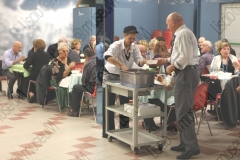 OZZANO EMILIA (BOLOGNA). SALA DA BALLO "AL CAMAROUN". LA SALA E' SPECIALIZZATA NEL BALLO LISCIO "ALLA FILUZZI". DISTRIBUZIONE DI PIATTI DI PASTA. VOLONTARIATO, VOLONTARIO. BALERA, LOCALE DA BALLO, BALLERINI, BALLERINE, LISCIO FILUZZIANO. FOTOGRAFIE REALIZZATE NELL'AMBITO DELLA CAMPAGNA LISCIO@MUSEUM 2009, MUSEO DELLA MUSICA E DEL BALLO TRADIZIONALI ROMAGNOLI. FOLK