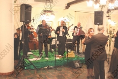 Bellaria Igea-Marina (Rimini). Locanda della Dune. Il Veglione di Sant'Apollonia. Gran ballo di Carnevale in abiti liberamente ispirati al periodo 1900-1950 organizzato dal gruppo musicale folk e di danze etniche e popolari L'Uva Grisa (L'uva acerba). Al violino Mario Venturelli, al triangolo Gualtiero Gori. Maschera di Carnevale. Festa. Fotografie realizzate nell'ambito della campagna Liscio@museum 2010, Museo della Musica e del Ballo tradizionali romagnoli. Folk.