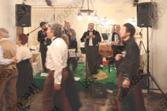 Bellaria Igea-Marina (Rimini). Locanda della Dune. Il Veglione di Sant'Apollonia. Gran ballo di Carnevale in abiti liberamente ispirati al periodo 1900-1950 organizzato dal gruppo musicale folk e di danze etniche e popolari L'Uva Grisa (L'uva acerba). Maschera di Carnevale. Festa. Ballo staccato. Fotografie realizzate nell'ambito della campagna Liscio@museum 2010, Museo della Musica e del Ballo tradizionali romagnoli. Folk.