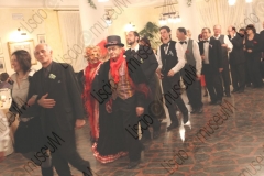 Bellaria Igea-Marina (Rimini). Locanda della Dune. Il Veglione di Sant'Apollonia. Gran ballo di Carnevale in abiti liberamente ispirati al periodo 1900-1950 organizzato dal gruppo musicale folk e di danze etniche e popolari L'Uva Grisa (L'uva acerba). Maschera di Carnevale. Festa. Ballo staccato. Fotografie realizzate nell'ambito della campagna Liscio@museum 2010, Museo della Musica e del Ballo tradizionali romagnoli. Folk.