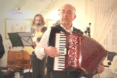 Bellaria Igea-Marina (Rimini). Locanda della Dune. Il Veglione di Sant'Apollonia. Gran ballo di Carnevale in abiti liberamente ispirati al periodo 1900-1950 organizzato dal gruppo musicale folk e di danze etniche e popolari L'Uva Grisa (L'uva acerba). Maschera di Carnevale. Festa. Fisarmonica. Fotografie realizzate nell'ambito della campagna Liscio@museum 2010, Museo della Musica e del Ballo tradizionali romagnoli. Folk.