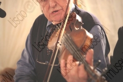Bellaria Igea-Marina (Rimini). Locanda della Dune. Il Veglione di Sant'Apollonia. Gran ballo di Carnevale in abiti liberamente ispirati al periodo 1900-1950 organizzato dal gruppo musicale folk e di danze etniche e popolari L'Uva Grisa (L'uva acerba). Maschera di Carnevale. Festa. Mario Venturelli, violino. Anziano musicista, portatore diun ricco repertorio di musiche e canzone tradizionali. Fotografie realizzate nell'ambito della campagna Liscio@museum 2010, Museo della Musica e del Ballo tradizionali romagnoli. Folk.