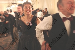 Bellaria Igea-Marina (Rimini). Locanda della Dune. Il Veglione di Sant'Apollonia. Gran ballo di Carnevale in abiti liberamente ispirati al periodo 1900-1950 organizzato dal gruppo musicale folk e di danze etniche e popolari L'Uva Grisa (L'uva acerba). Maschera di Carnevale. Festa. Allegria, gioia. Ballo staccato. Fotografie realizzate nell'ambito della campagna Liscio@museum 2010, Museo della Musica e del Ballo tradizionali romagnoli. Folk.