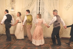 Bellaria Igea-Marina (Rimini). Locanda della Dune. Il Veglione di Sant'Apollonia. Gran ballo di Carnevale in abiti liberamente ispirati al periodo 1900-1950 organizzato dal gruppo musicale folk e di danze etniche e popolari L'Uva Grisa (L'uva acerba). Maschera di Carnevale. Festa. Ballo staccato. Fotografie realizzate nell'ambito della campagna Liscio@museum 2010, Museo della Musica e del Ballo tradizionali romagnoli. Folk.