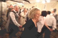 Bellaria Igea-Marina (Rimini). Locanda della Dune. Il Veglione di Sant'Apollonia. Gran ballo di Carnevale in abiti liberamente ispirati al periodo 1900-1950 organizzato dal gruppo musicale folk e di danze etniche e popolari L'Uva Grisa (L'uva acerba). Maschera di Carnevale. Festa. Anziani, Gioia, allegria. Ballo staccato. Fotografie realizzate nell'ambito della campagna Liscio@museum 2010, Museo della Musica e del Ballo tradizionali romagnoli. Folk.