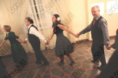 Bellaria Igea-Marina (Rimini). Locanda della Dune. Il Veglione di Sant'Apollonia. Gran ballo di Carnevale in abiti liberamente ispirati al periodo 1900-1950 organizzato dal gruppo musicale folk e di danze etniche e popolari L'Uva Grisa (L'uva acerba). Maschera di Carnevale. Festa. Ballo staccato. Fotografie realizzate nell'ambito della campagna Liscio@museum 2010, Museo della Musica e del Ballo tradizionali romagnoli. Folk.