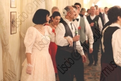 Bellaria Igea-Marina (Rimini). Locanda della Dune. Il Veglione di Sant'Apollonia. Gran ballo di Carnevale in abiti liberamente ispirati al periodo 1900-1950 organizzato dal gruppo musicale folk e di danze etniche e popolari L'Uva Grisa (L'uva acerba). Maschera di Carnevale. Festa. Ballo staccato. Fotografie realizzate nell'ambito della campagna Liscio@museum 2010, Museo della Musica e del Ballo tradizionali romagnoli. Folk.