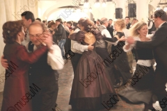 Bellaria Igea-Marina (Rimini). Locanda della Dune. Il Veglione di Sant'Apollonia. Gran ballo di Carnevale in abiti liberamente ispirati al periodo 1900-1950 organizzato dal gruppo musicale folk e di danze etniche e popolari L'Uva Grisa (L'uva acerba). Maschera di Carnevale. Festa. Fotografie realizzate nell'ambito della campagna Liscio@museum 2010, Museo della Musica e del Ballo tradizionali romagnoli. Folk.