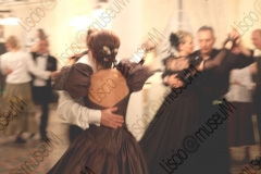 Bellaria Igea-Marina (Rimini). Locanda della Dune. Il Veglione di Sant'Apollonia. Gran ballo di Carnevale in abiti liberamente ispirati al periodo 1900-1950 organizzato dal gruppo musicale folk e di danze etniche e popolari L'Uva Grisa (L'uva acerba). Maschera di Carnevale. Festa. Fotografie realizzate nell'ambito della campagna Liscio@museum 2010, Museo della Musica e del Ballo tradizionali romagnoli. Folk.