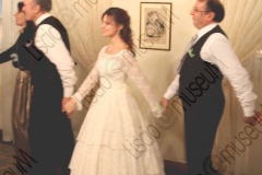 Bellaria Igea-Marina (Rimini). Locanda della Dune. Il Veglione di Sant'Apollonia. Gran ballo di Carnevale in abiti liberamente ispirati al periodo 1900-1950 organizzato dal gruppo musicale folk e di danze etniche e popolari L'Uva Grisa (L'uva acerba). Maschera di Carnevale. Festa. Ballo staccato. Fotografie realizzate nell'ambito della campagna Liscio@museum 2010, Museo della Musica e del Ballo tradizionali romagnoli. Folk.