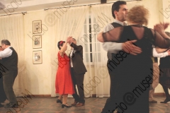 Bellaria Igea-Marina (Rimini). Locanda della Dune. Il Veglione di Sant'Apollonia. Gran ballo di Carnevale in abiti liberamente ispirati al periodo 1900-1950 organizzato dal gruppo musicale folk e di danze etniche e popolari L'Uva Grisa (L'uva acerba). Maschera di Carnevale. Festa. Stretta di mano. Fotografie realizzate nell'ambito della campagna Liscio@museum 2010, Museo della Musica e del Ballo tradizionali romagnoli. Folk.