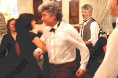 Bellaria Igea-Marina (Rimini). Locanda della Dune. Il Veglione di Sant'Apollonia. Gran ballo di Carnevale in abiti liberamente ispirati al periodo 1900-1950 organizzato dal gruppo musicale folk e di danze etniche e popolari L'Uva Grisa (L'uva acerba). Maschera di Carnevale. Festa. Ballo staccato. Fotografie realizzate nell'ambito della campagna Liscio@museum 2010, Museo della Musica e del Ballo tradizionali romagnoli. Folk.