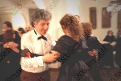 Bellaria Igea-Marina (Rimini). Locanda della Dune. Il Veglione di Sant'Apollonia. Gran ballo di Carnevale in abiti liberamente ispirati al periodo 1900-1950 organizzato dal gruppo musicale folk e di danze etniche e popolari L'Uva Grisa (L'uva acerba). Maschera di Carnevale. Festa. Ballo staccato. Fotografie realizzate nell'ambito della campagna Liscio@museum 2010, Museo della Musica e del Ballo tradizionali romagnoli. Folk.