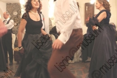 Bellaria Igea-Marina (Rimini). Locanda della Dune. Il Veglione di Sant'Apollonia. Gran ballo di Carnevale in abiti liberamente ispirati al periodo 1900-1950 organizzato dal gruppo musicale folk e di danze etniche e popolari L'Uva Grisa (L'uva acerba). Maschera di Carnevale. Festa. Ballo staccato. Fotografie realizzate nell'ambito della campagna Liscio@museum 2010, Museo della Musica e del Ballo tradizionali romagnoli. Folk.