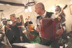 Bellaria Igea-Marina (Rimini). Locanda della Dune. Il Veglione di Sant'Apollonia. Gran ballo di Carnevale in abiti liberamente ispirati al periodo 1900-1950 organizzato dal gruppo musicale folk e di danze etniche e popolari L'Uva Grisa (L'uva acerba). Maschera di Carnevale. Festa. Fotografie realizzate nell'ambito della campagna Liscio@museum 2010, Museo della Musica e del Ballo tradizionali romagnoli. Folk.
