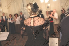 Bellaria Igea-Marina (Rimini). Locanda della Dune. Il Veglione di Sant'Apollonia. Gran ballo di Carnevale in abiti liberamente ispirati al periodo 1900-1950 organizzato dal gruppo musicale folk e di danze etniche e popolari L'Uva Grisa (L'uva acerba). Maschera di Carnevale. Festa. Cantante, schiena. Fotografie realizzate nell'ambito della campagna Liscio@museum 2010, Museo della Musica e del Ballo tradizionali romagnoli. Folk.