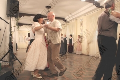 Bellaria Igea-Marina (Rimini). Locanda della Dune. Il Veglione di Sant'Apollonia. Gran ballo di Carnevale in abiti liberamente ispirati al periodo 1900-1950 organizzato dal gruppo musicale folk e di danze etniche e popolari L'Uva Grisa (L'uva acerba). Maschera di Carnevale. Festa. Fotografie realizzate nell'ambito della campagna Liscio@museum 2010, Museo della Musica e del Ballo tradizionali romagnoli. Folk.