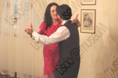 Bellaria Igea-Marina (Rimini). Locanda della Dune. Il Veglione di Sant'Apollonia. Gran ballo di Carnevale in abiti liberamente ispirati al periodo 1900-1950 organizzato dal gruppo musicale folk e di danze etniche e popolari L'Uva Grisa (L'uva acerba). Maschera di Carnevale. Festa. Paola Sobrero, direttore dell'Istituzione Cultura di Savignano sul Rubicone e del Liscio@museuM. Fotografie realizzate nell'ambito della campagna Liscio@museum 2010, Museo della Musica e del Ballo tradizionali romagnoli. Folk.