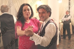 Bellaria Igea-Marina (Rimini). Locanda della Dune. Il Veglione di Sant'Apollonia. Gran ballo di Carnevale in abiti liberamente ispirati al periodo 1900-1950 organizzato dal gruppo musicale folk e di danze etniche e popolari L'Uva Grisa (L'uva acerba). Maschera di Carnevale. Festa. Paola Sobrero, direttore dell'Istituzione Cultura di Savignano sul Rubicone e del Liscio@museuM. Fotografie realizzate nell'ambito della campagna Liscio@museum 2010, Museo della Musica e del Ballo tradizionali romagnoli. Folk.