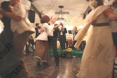 Bellaria Igea-Marina (Rimini). Locanda della Dune. Il Veglione di Sant'Apollonia. Gran ballo di Carnevale in abiti liberamente ispirati al periodo 1900-1950 organizzato dal gruppo musicale folk e di danze etniche e popolari L'Uva Grisa (L'uva acerba). Maschera di Carnevale. Festa. Fotografie realizzate nell'ambito della campagna Liscio@museum 2010, Museo della Musica e del Ballo tradizionali romagnoli. Folk.