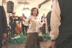 Bellaria Igea-Marina (Rimini). Locanda della Dune. Il Veglione di Sant'Apollonia. Gran ballo di Carnevale in abiti liberamente ispirati al periodo 1900-1950 organizzato dal gruppo musicale folk e di danze etniche e popolari L'Uva Grisa (L'uva acerba). Maschera di Carnevale. Festa. Fotografie realizzate nell'ambito della campagna Liscio@museum 2010, Museo della Musica e del Ballo tradizionali romagnoli. Folk.